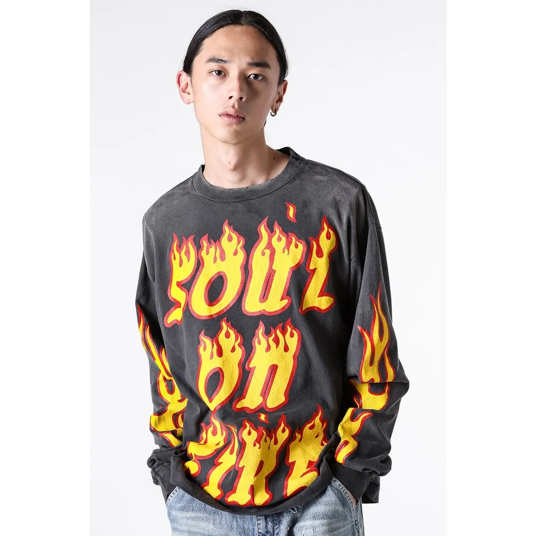 SAINT Mxxxxxx LS TEE/SOUL ON FIRE/BLK Soul flame/flame long sleeves, washed black S-XL, look for cylindrical fabrics with no side seams, don’t buy open ones anymore, boring Assute ready-made garments dyed, sprayed the whole thing with horse-hair spray, and then sprayed again to fade the color, the collar and cuffs are frayed, many places are torn, super large printing position, very difficult to print, complete accessories, with little angel anti-counterfeiting label